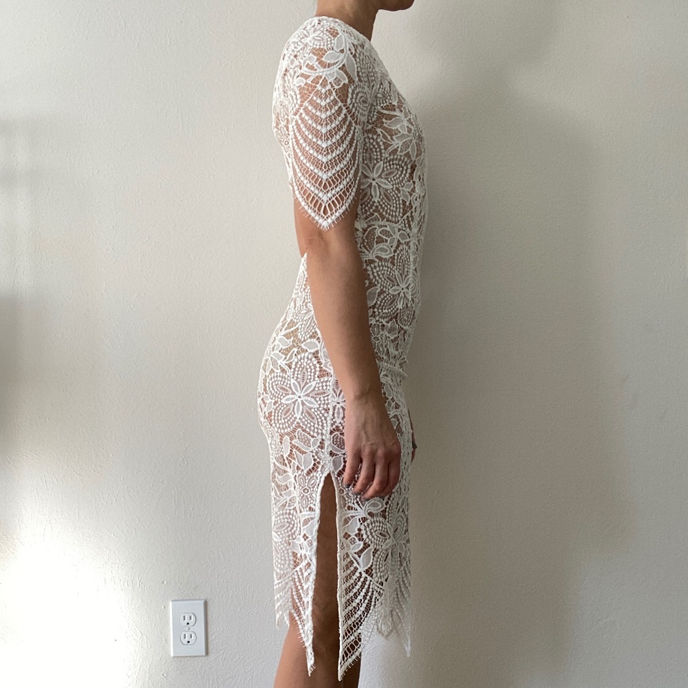 Never Worn White Lace Cocktail Wedding Dress with Open Back - XS (2-4) - Picture 4 of 6